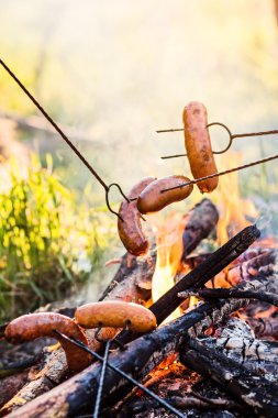 kamp ateşi üzerinde sosis kavurma
