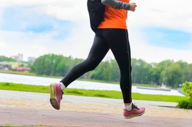 Parkta koşan kadın