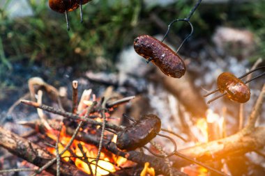 kamp ateşi üzerinde sosis kavurma