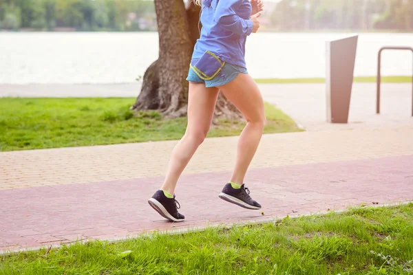 Vrouw rennend in park — Stockfoto