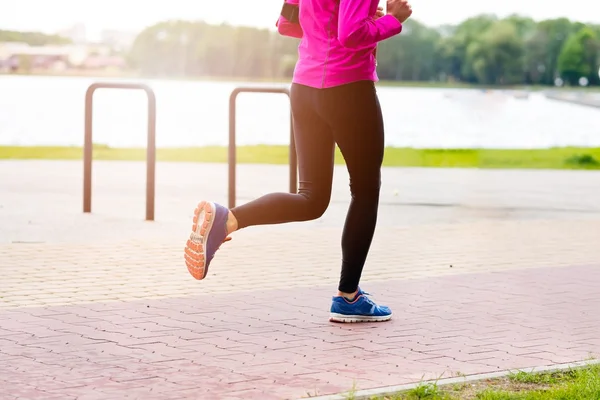 Woman running in park — Stock Photo, Image