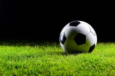 Klasik siyah ve beyaz futbol topu