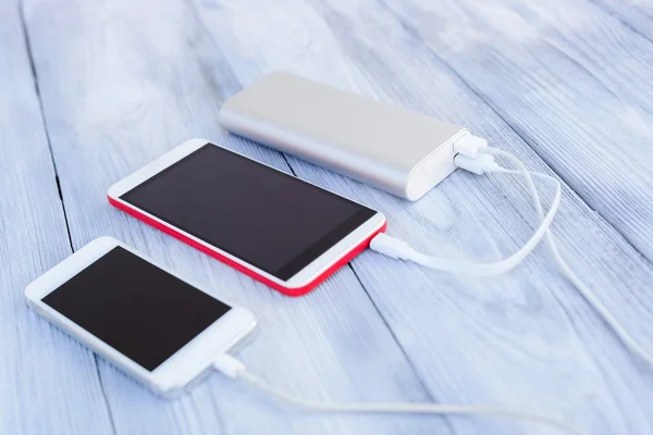 Powerbank cobrando dois smartphones — Fotografia de Stock