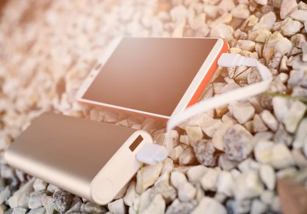 Powerbank charging smartphone — Stock Photo, Image