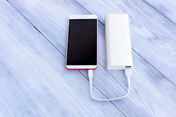 Powerbank carregamento smartphone — Fotografia de Stock