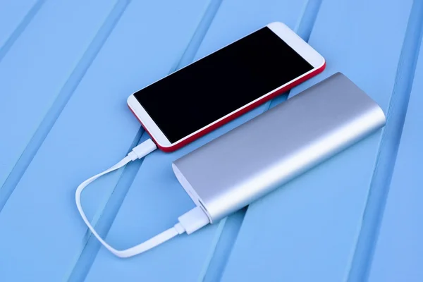 Powerbank carregamento smartphone — Fotografia de Stock