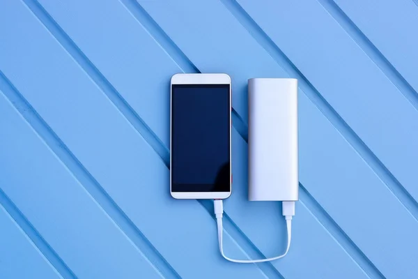 Powerbank carregamento smartphone — Fotografia de Stock