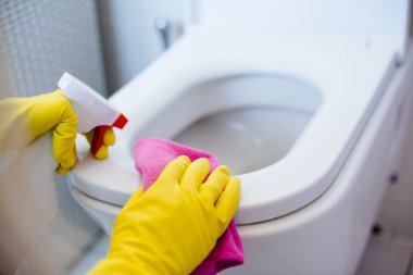 Tuvalet temizlik sarı lastik eldiven kadında