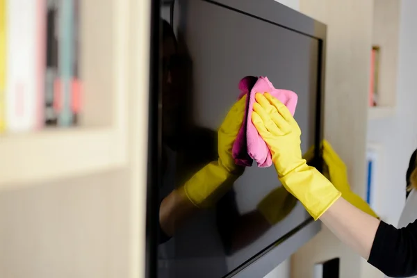 Mujer en guantes de goma amarilla limpieza tv —  Fotos de Stock