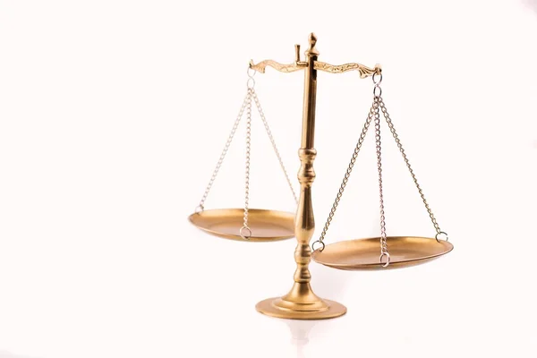 Zlaté váhy spravedlnosti - symbol práva — Stock fotografie