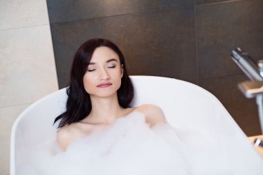 kadın köpüklü banyoda rahatlatıcı