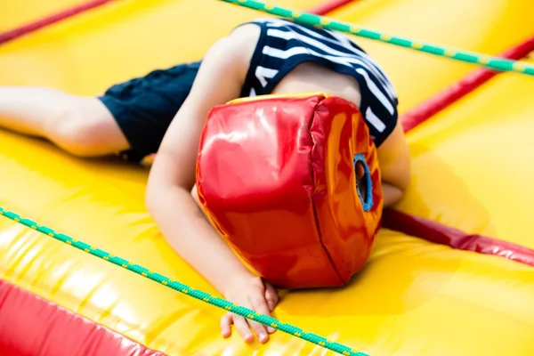 Derrotado niño acostado en un casco de boxeo — Foto de Stock