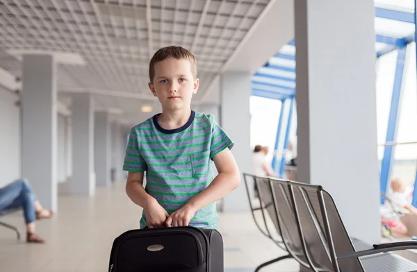 Junge trägt sein Gepäck am Flughafen — Stockfoto
