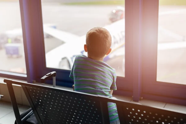 7-jähriger Junge wartet am Flughafen auf sein Flugzeug. — Stockfoto