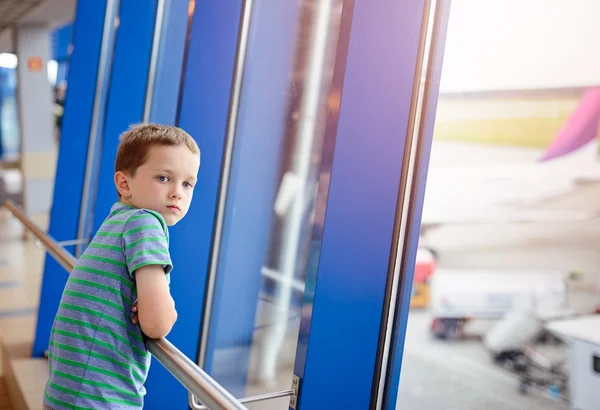 7-jähriger Junge wartet am Flughafen auf sein Flugzeug. — Stockfoto