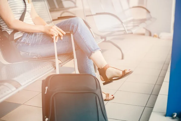 Femme avec ses bagages à l'aéroport — Photo