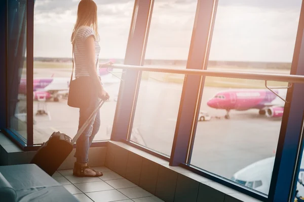 Mujer con su equipaje en el aeropuerto — Foto de Stock