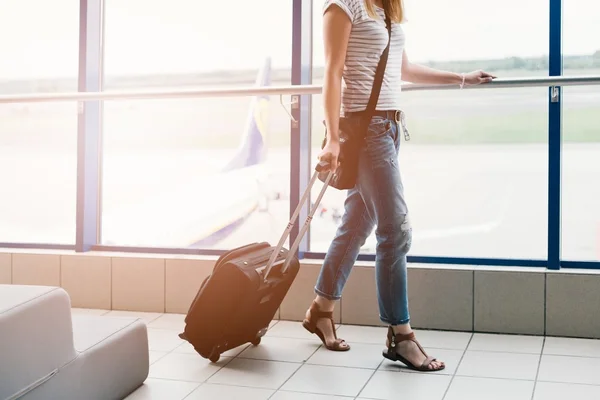 Frau mit Gepäck am Flughafen — Stockfoto
