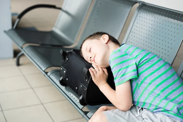 Moe kind jongen slapen op de luchthaven — Stockfoto