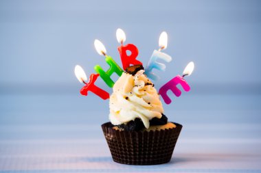 3 - üçüncü doğum günü için bir mum ile cupcake