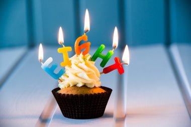 8 - Sekizinci doğum günü için bir mum ile cupcake