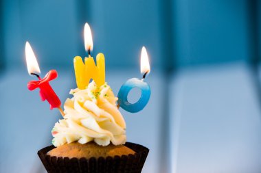 2 - ikinci doğum günü için bir mum ile cupcake