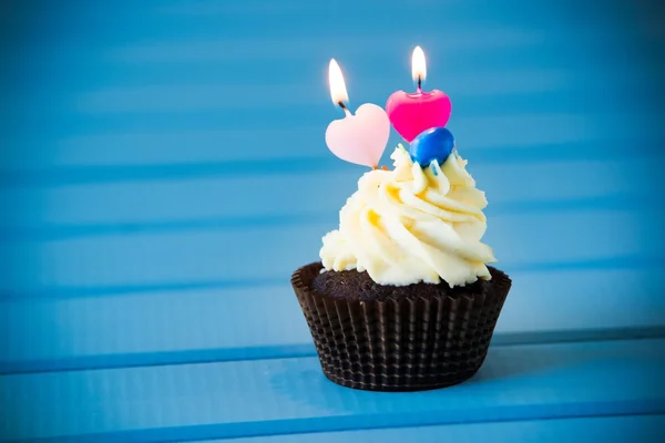 Cupcake con candele a forma di cuore per 2 - secondo compleanno — Foto Stock
