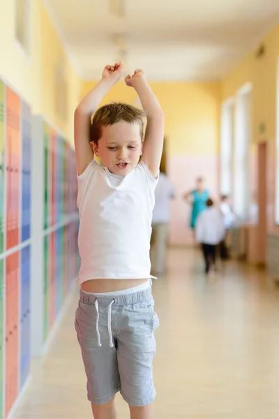 Gelukkig 7 jaar oude schooljongen running out of school. — Stockfoto