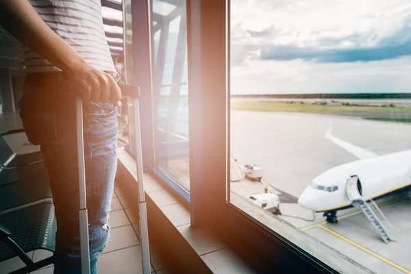 Frau mit Gepäck wartet auf ihren Flug — Stockfoto