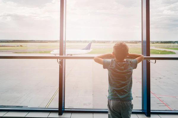 Niño cansado en el aeropuerto, viajando —  Fotos de Stock