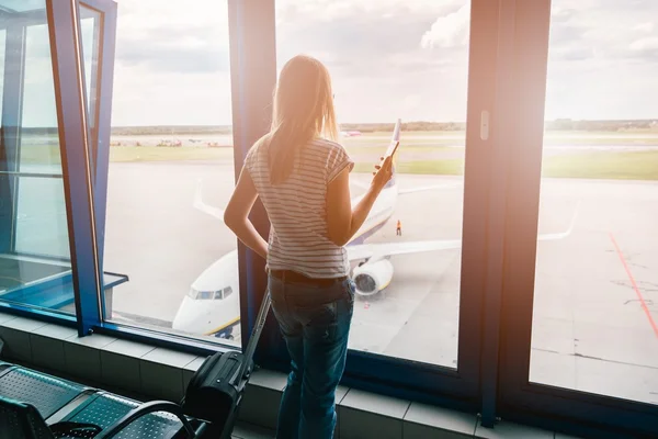 Frau bucht Flug mit dem Smartphone — Stockfoto