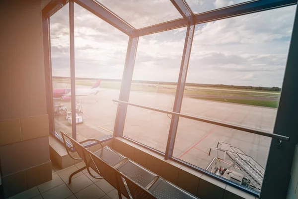 Flughafenterminal - Blick auf die Landebahn — Stockfoto