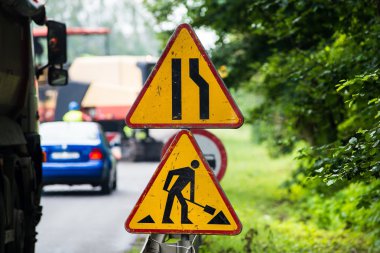 Yaz yol çalışması. Yol yenileme.