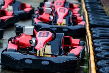 Kırmızı yarış gokarts yolda