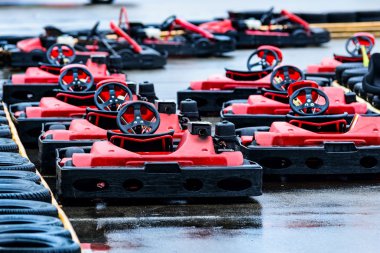 Kırmızı yarış gokarts yolda