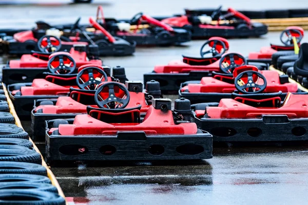 Rote Renngokarts auf der Strecke — Stockfoto