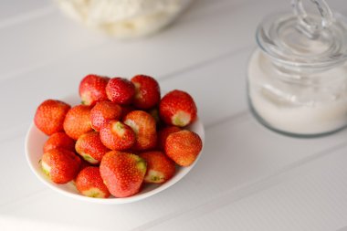 Kırmızı taze çilek dolu kase.