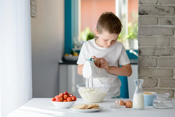 Mistura infantil com misturador elétrico queijo cottage branco — Fotografia de Stock