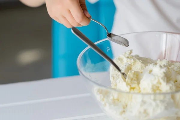 Kind gibt Quark in einer Schüssel Zucker hinzu. — Stockfoto