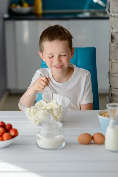 Kind witte kwark in een kom mengen — Stockfoto