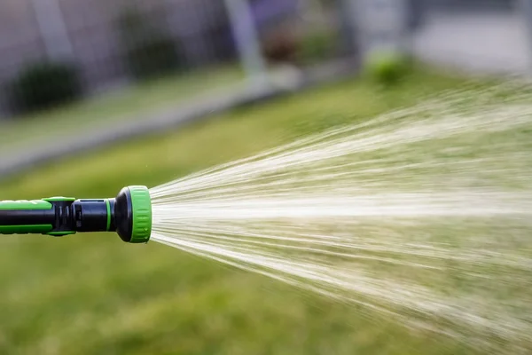 Irrigazione prato in giardino . — Foto Stock