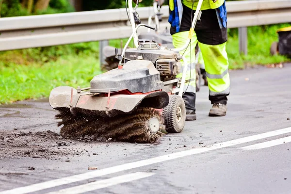 Trabalhador remove camada superior do asfalto — Fotografia de Stock