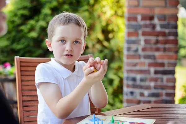 Malý chlapec hrát člověče, nezlob se stolní hra — Stock fotografie