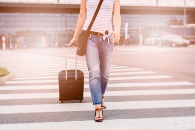 Bagaj kadınla yaya geçidi geçer