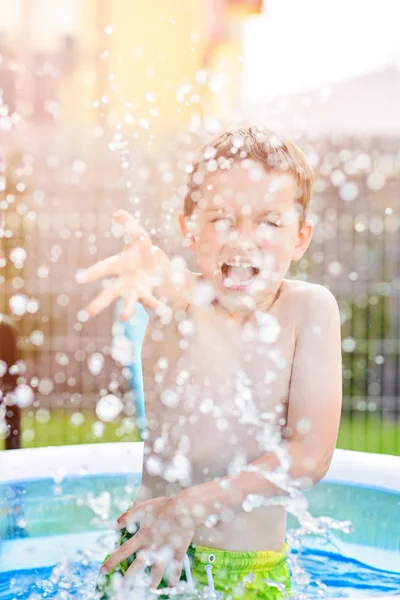 膨脹可能なガーデン プールで水しぶき子供 — ストック写真