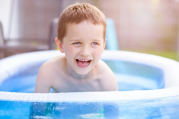 Lykkelig liten gutt i hagebasseng – stockfoto