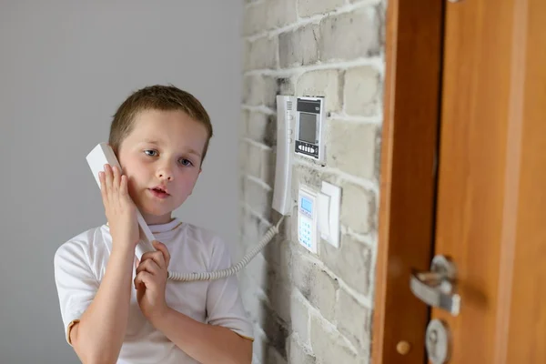 Kleiner Junge spricht auf Gegensprechanlage — Stockfoto