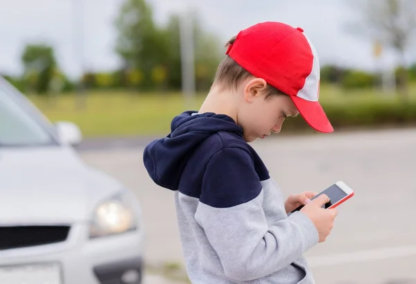智能手机在大街上玩手机游戏的孩子 — 图库照片