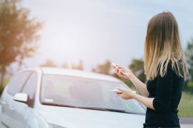 Mobil oyun oynamayı telefon ve güç banka kadınla