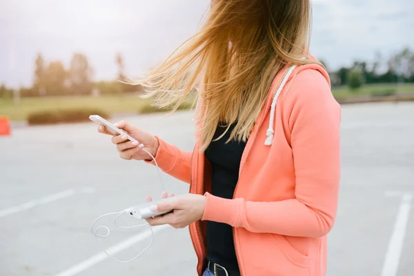 Woman with phone and power bank playing the mobile games — Stock Photo, Image